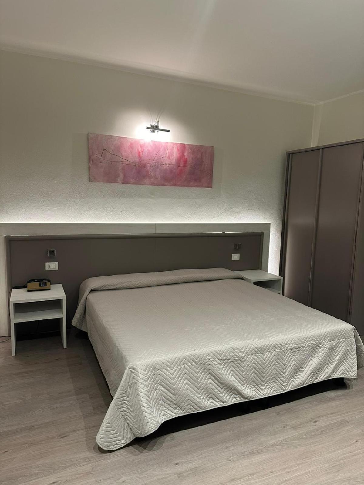 Confidence Hotel Europa Ченто Екстер'єр фото