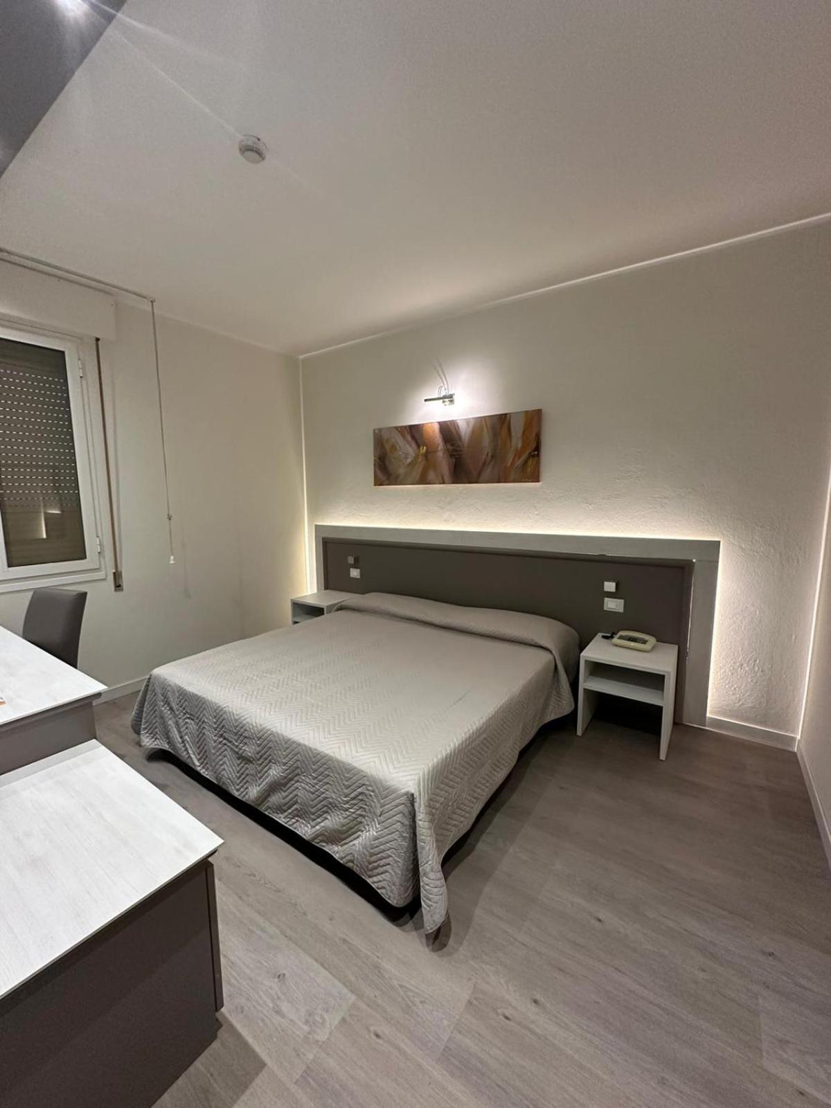 Confidence Hotel Europa Ченто Екстер'єр фото