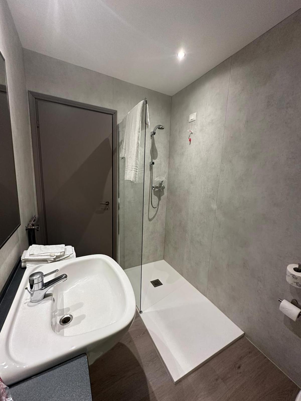 Confidence Hotel Europa Ченто Екстер'єр фото