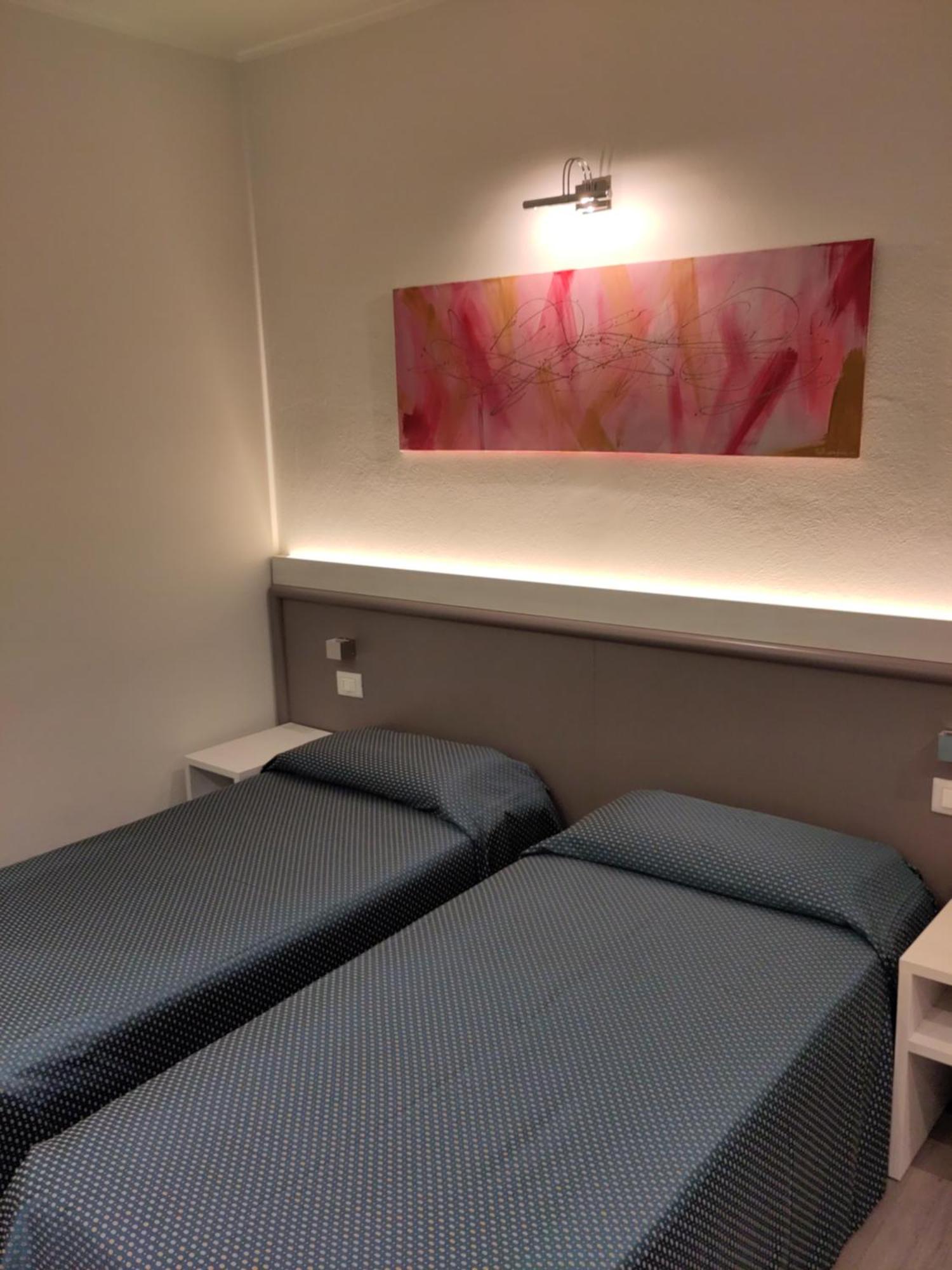 Confidence Hotel Europa Ченто Екстер'єр фото